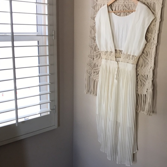 Kimchi Blue high low plunge back lace dress sz 4 - Picture 7 of 9